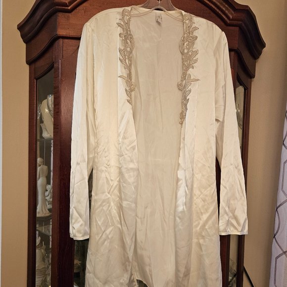 Flora Nikrooz Other - Vintage Floral Nikrooz White Satin with Lace Kimono